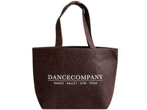 Dancecompany mørkebrun filtnet med cremefarvet logoprint