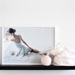 Plakat med ballerina siddende i hvidt look