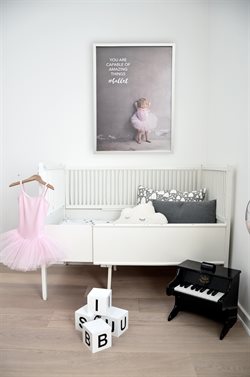 Fin balletplakat med lille pige i rosa tutu